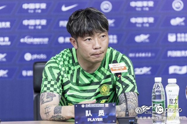 比赛第74分钟，那不勒斯主力门将梅雷特受伤离场，由于那不勒斯二号门将戈利尼的左脚踝也有伤，因此主帅马扎里不得不换上了三号门将孔蒂尼。
